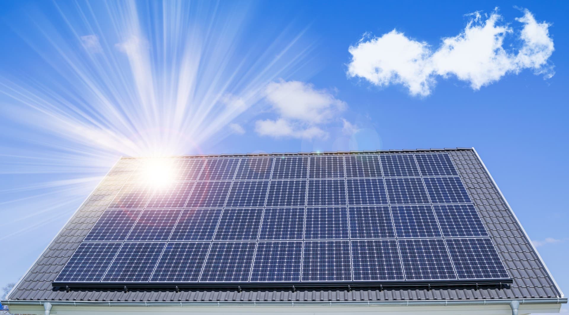 Två installatörer av solceller noteras