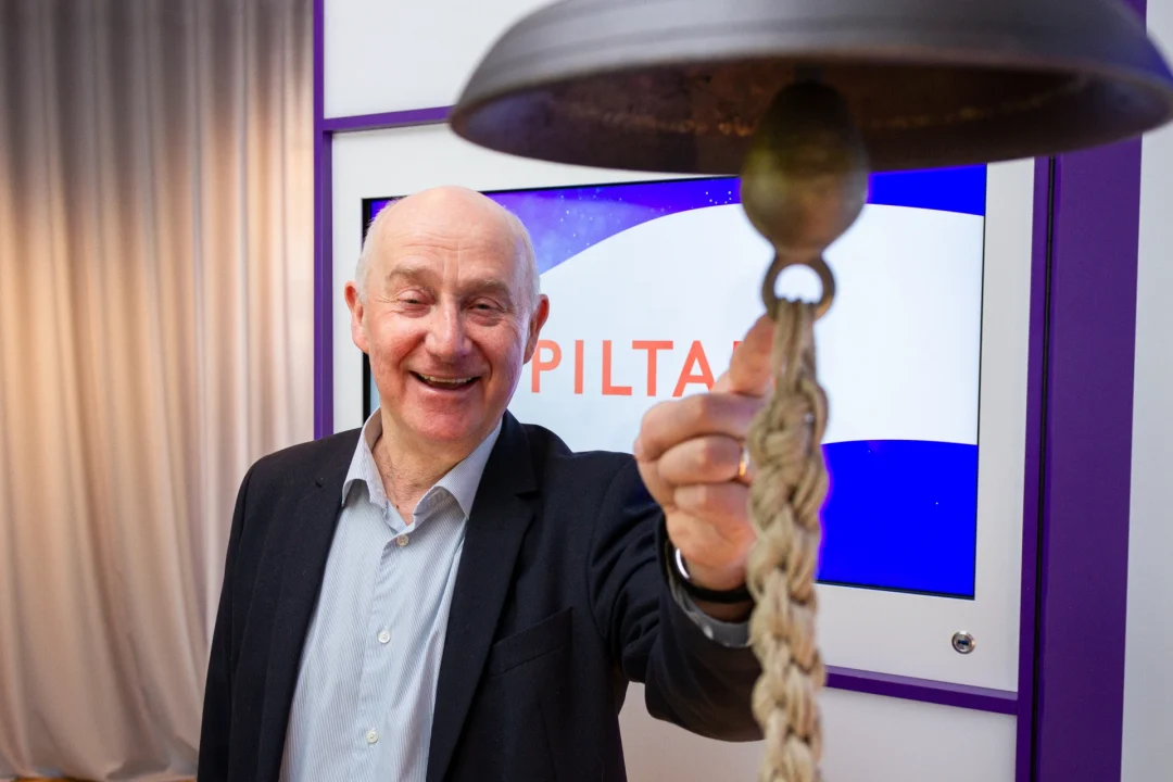 Per H Börjesson, vd för Investment AB Spiltan, ringer NGM:s börsklocka