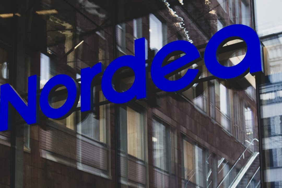 Nordea-logotyp på entré till huvudkontoret