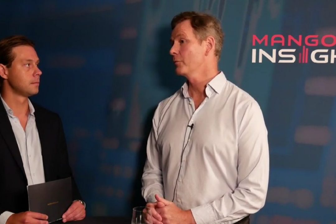 Peter Hjort, VD för Bluelake Minerals, till höger i bild, blir intervjuad.