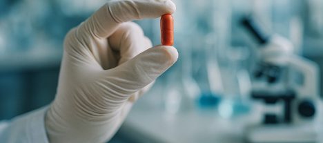 Forskare håller upp piller