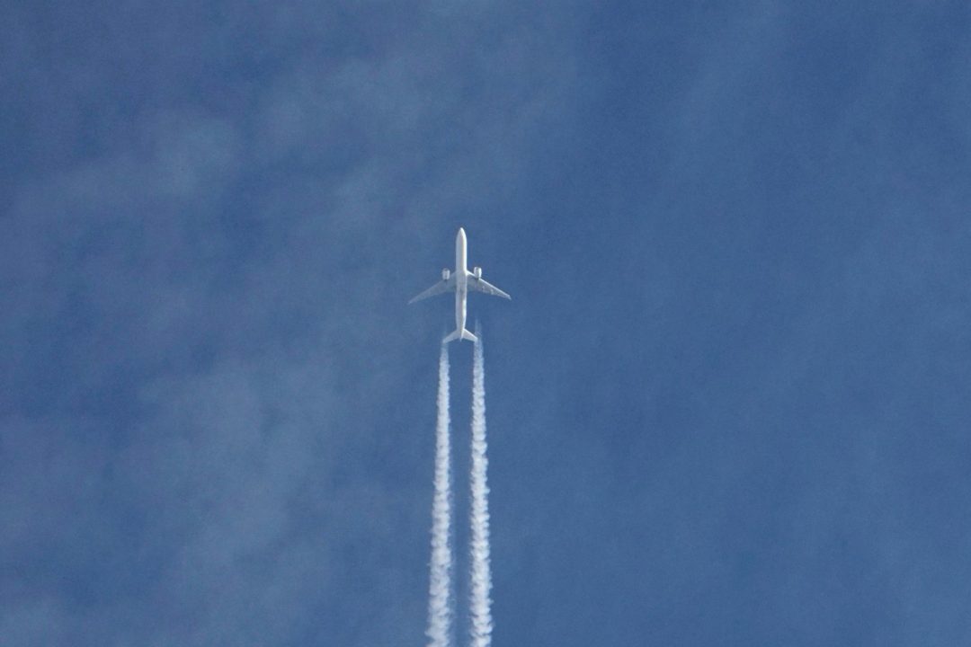 Flygplan mot blå himmel