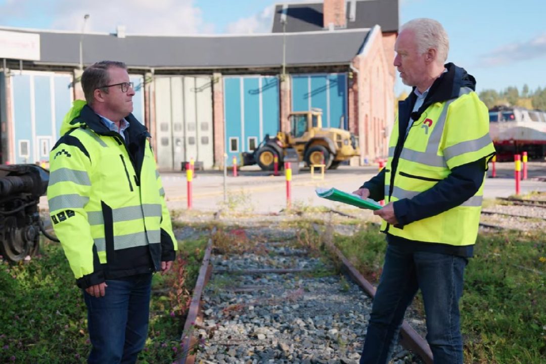 Railcare Groups VD Mattias Remahl blir intervjuad