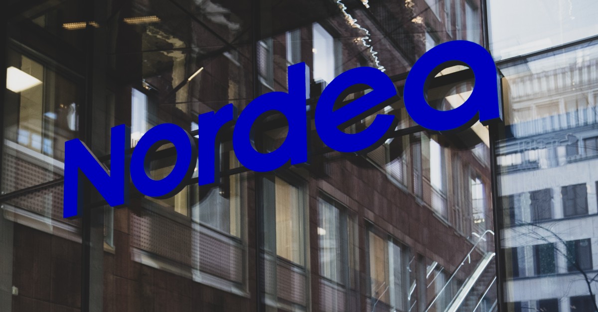 Nordea-logotyp på entré till huvudkontoret