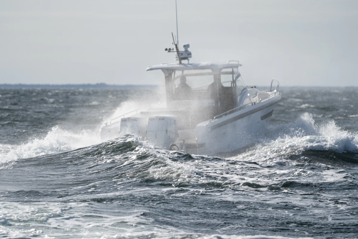 Båt med motorer från Oxe Marine