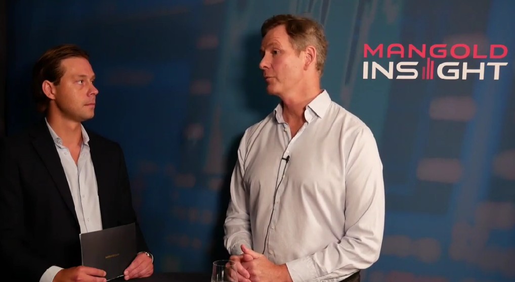 Peter Hjort, VD för Bluelake Minerals, till höger i bild, blir intervjuad.