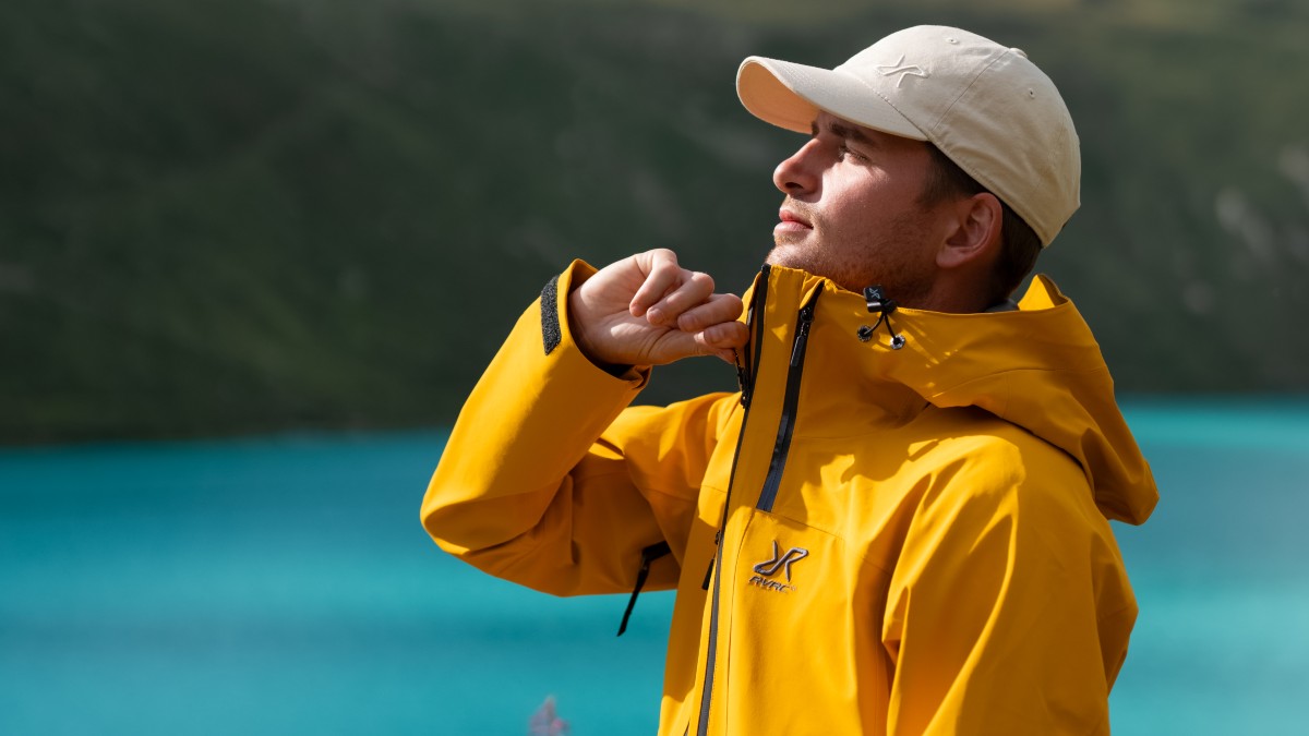 Sportiga friluftskläder på man